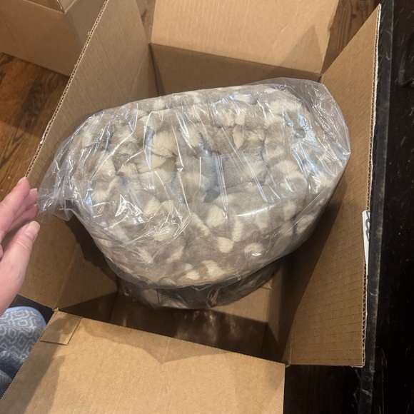 Lola Blankets/Plush Faux Fur Blanket/Throw/Size L/Tan/Cream/NEW! SEALED/NIB! - Picture 13 of 16